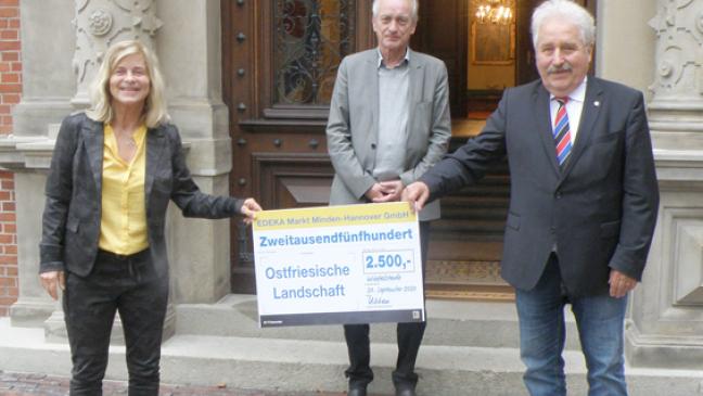 Edeka spendet 2500 Euro an Plattdüütskbüro