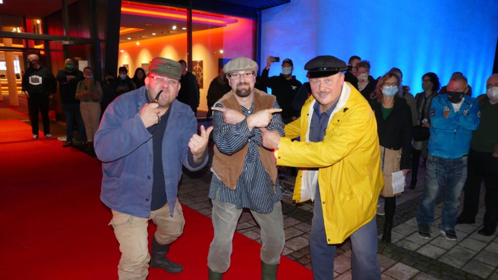 Wilhelm Nessen (links), Marcel Willms und Gerold Oltmanns (rechts) freuen sich über die erfolgreiche Premiere ihres Kino-Films. © Foto: Jürgens