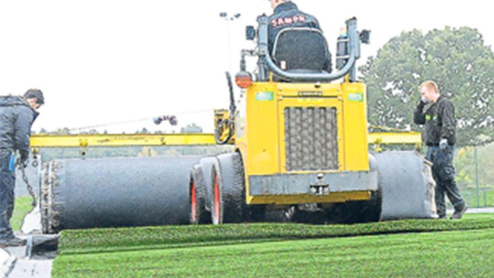 Insgesamt 25 Rollen mit Kunstrasen werden auf dem Gelände an der Kleiststraße verlegt. © Foto: Christoph Assies