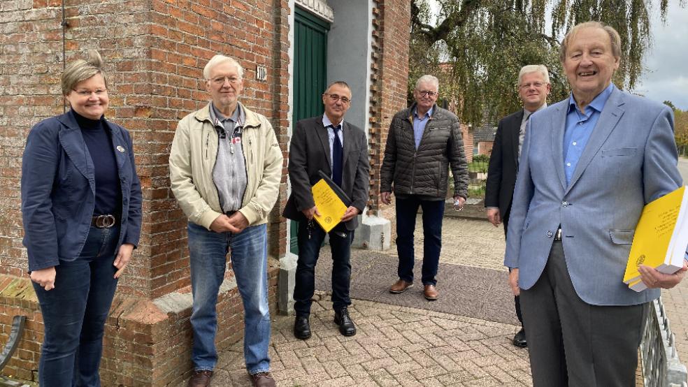 Bücher-Premiere in der Weenermoorer Kirche. Autor Peter Leemhuis (rechts) konnte mit den Ortssippenbüchern von Weenermoor und St. Georgiwold zwei wichtige und auch gewichtige Werke vorlegen. Darüber freuten sich auch (von links) Pastorin Anne Ulferts, Jochen Wortelker (Upstalsboom-Gesellschaft), die Ortsvorsteher Garrelt Janssen (Möhlenwarf) und Broer Wübbena-Mecima (St. Georgiwold) sowie Bürgermeister Ludwig Sonnenberg. © Foto: Hanken