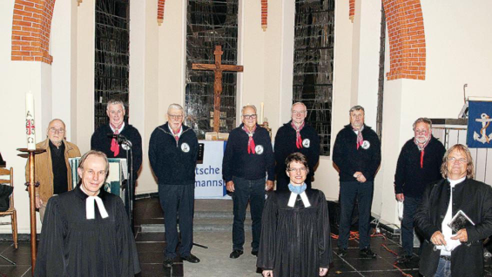 Zu den Mitwirkenden des Seefahrergottesdienstes gehörten (vorne, von rechts) Pastor Carsten Hokema, Pastorin Silvia Köhler, Seemannnspastor Meenke Sandersfeld aus Emden sowie (dahinter) eine Abordnung des Shantychors »Overledinger Jungs« aus Collinghorst und Organist Michael Busch. © Foto: Dübbel