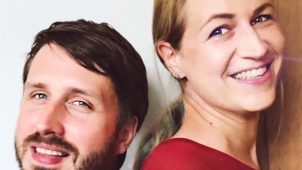 Das Pastoren-Ehepaar Ina und Benjamin Jäckel ist ab November für die Versorgung sowohl der Friedens- als auch der Petrus-Kirchengemeinde Loga zuständig. Sie bilden dann eine pfarramtliche Verbindung. Am 8. November wird in der Petruskirche ein Einführungsgottesdienst gefeiert. © Foto: privat