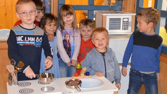 Förderverein Dollart spendet Spielküche für Kindergarten