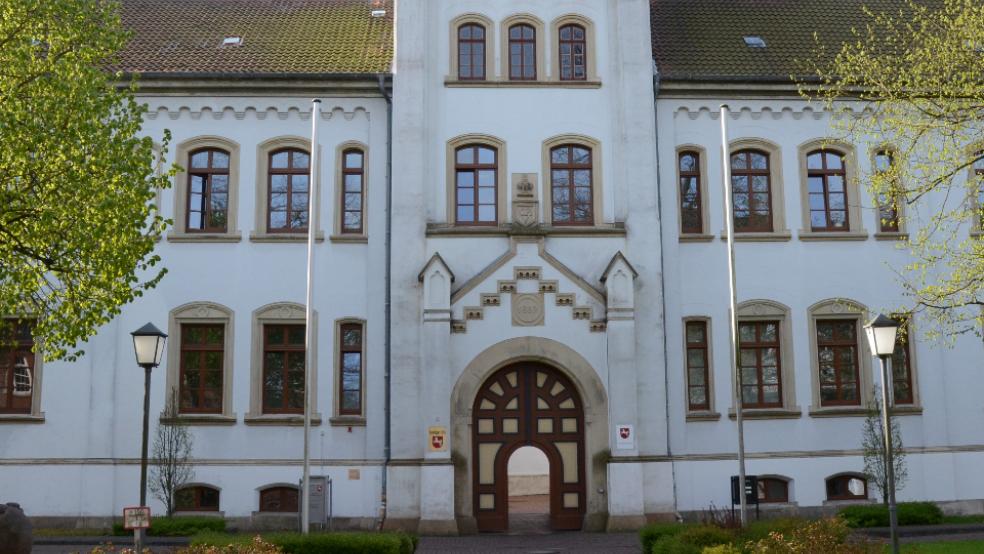 Der Angeklagte, der sich zurzeit am Landgericht in Aurich (Bild) veranworten muss, soll Zeugen ihre Aussagen mit einem in die Zelle geschmuggelten Handy eingetrichtert haben. © Archivfoto: Hanken