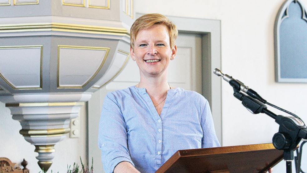 Doris Wallenstein am Rednerpult in der Kirche in Holthusen. Wenn ihre Ausbildung zur Ältestenpredigerin abgeschlossen ist, wird man sie dort öfter sehen. © Foto: Berents