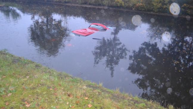 Auto im Kanal: Ersthelfer retten Insassen
