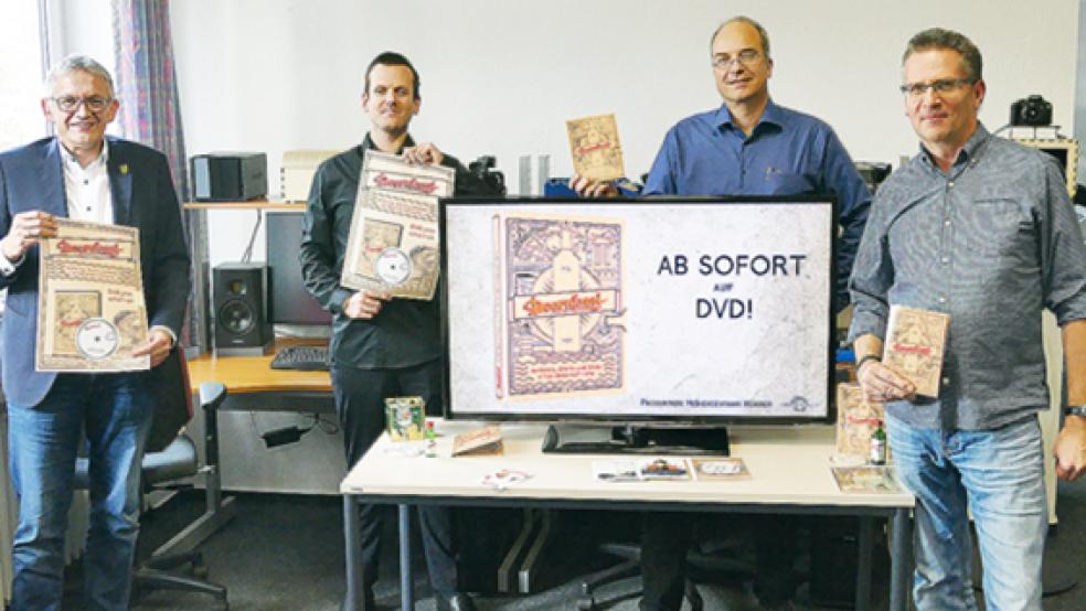 Landrat Olaf Meinen, Jannik Janßen, Ralf Gotthard und Günter Wrobel präsentieren stolz die neue Doornkaat-DVD. © Foto: Jürgens