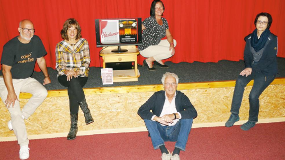 Wollen ihrem Publikum gute Musik bieten: Fritz Schüt (2. rechts) und Petra Eisenburger (2.von links) mit Heike Tunder und Uta Folkerts (rechts) vom Niederdeutschen Theater Aurich sowie Bühnentechniker Dieter Eisenburger.  © Foto: Jürgens