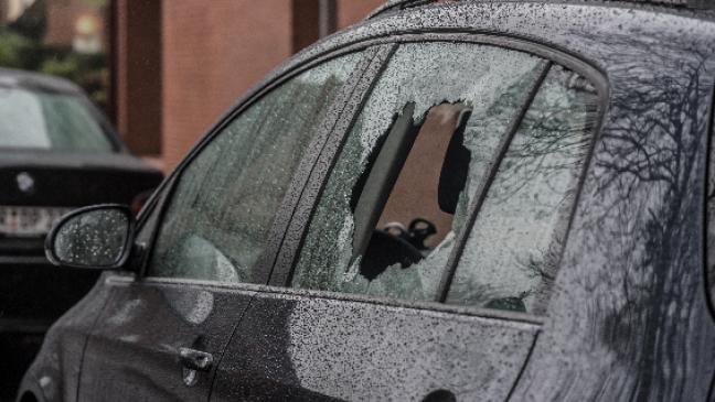 Unbekannte schlagen Scheibe ein