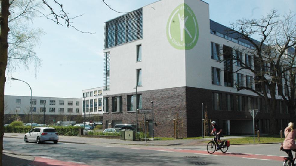 Im Zuge des Korruptionsverfahrens gegen einen ehemaligen Chefarzt des Klinikums Leer wird nun gegen einen leitenden Mitarbeiter wegen des Verdachts der Falschaussage ermittelt. © Foto: RZ-Archiv