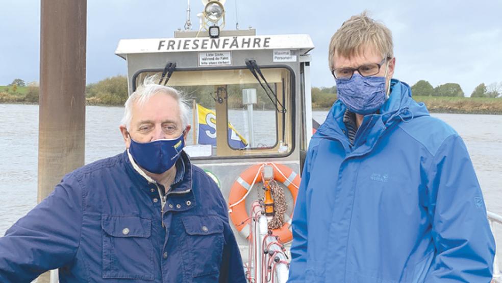 Maskenpflicht - auch an Bord der Friesenfähre: Fährmann Wilhelm Roßbach (links) und Eberhard Lüpkes, Geschäftsführer der Betreibergesellschaft, am letzten Saisontag. © Foto: Hanken