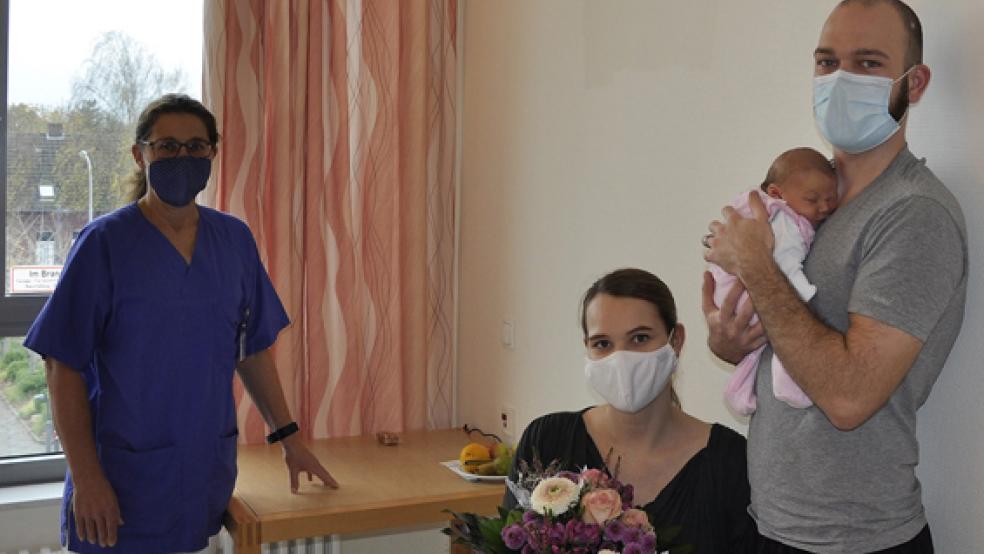 Dr. Sabine Kellner, Oberärztin der Klinik für Gynäkologie und Geburtshilfe, freut sich mit den glücklichen Eltern Carolin und Florian Berchner aus Firrel über die Geburt ihres ersten Kindes Sophie Carolin. © Foto: Klinikum