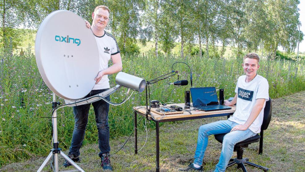 Die Lehrlinge der Ausbildungswerkstatt (ABW) in Weener haben ein neues Projekt umgesetzt: Jan-Lukas Dreiseitel und Ole Wehmhörner mit der Amateurfunkstation. © Ausbildungswerkstatt