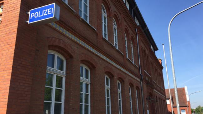 Radfahrer kollidiert mit Transporter