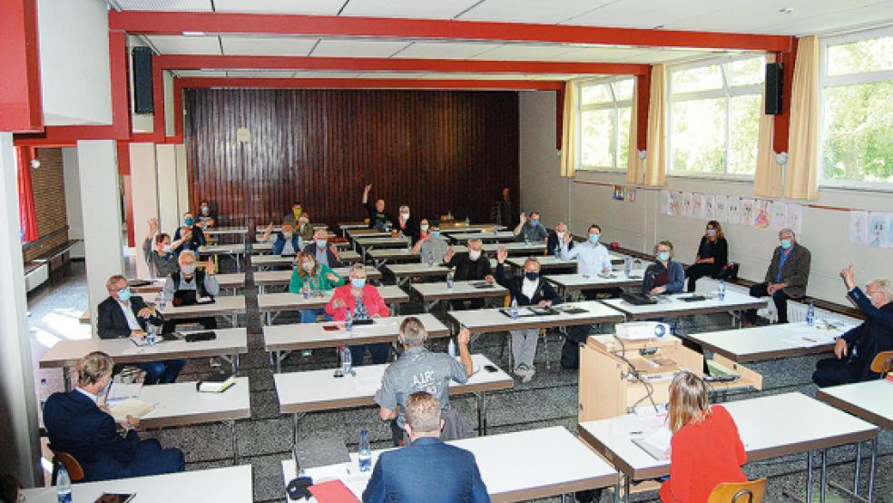 Auch am Platz mit Maske: So war es auch Ende Mai bei der Sitzung des Stadtrates in der Aula der Grundschule in Stapelmoor Pflicht. © Foto: Hoegen