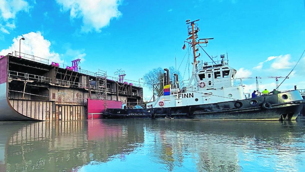 Mit dem Schlepper »Finn« ist am Mittwochnachmittag die Maschinenraumsektion der »Disney Wish« in Papenburg angekommen. Die Sektion wurde auf der Neptun Werft in Rostock-Warnemünde gebaut. © Foto: Assies