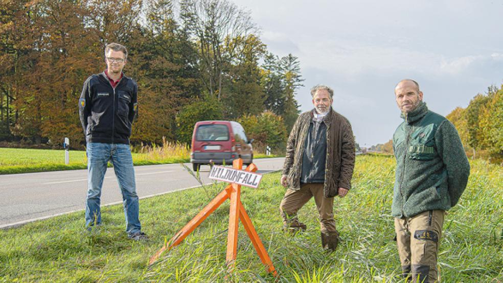Hier wird der Ort eines Wildunfalls markiert: Von links Matthias Heeren vom Ordnungsamt des Landkreis Aurich, Kreisjägermeister Dr. Peter Lienau und Ralf Dirks von der Jagdverwaltung Lütetsburg  © Foto: Landkreis Aurich