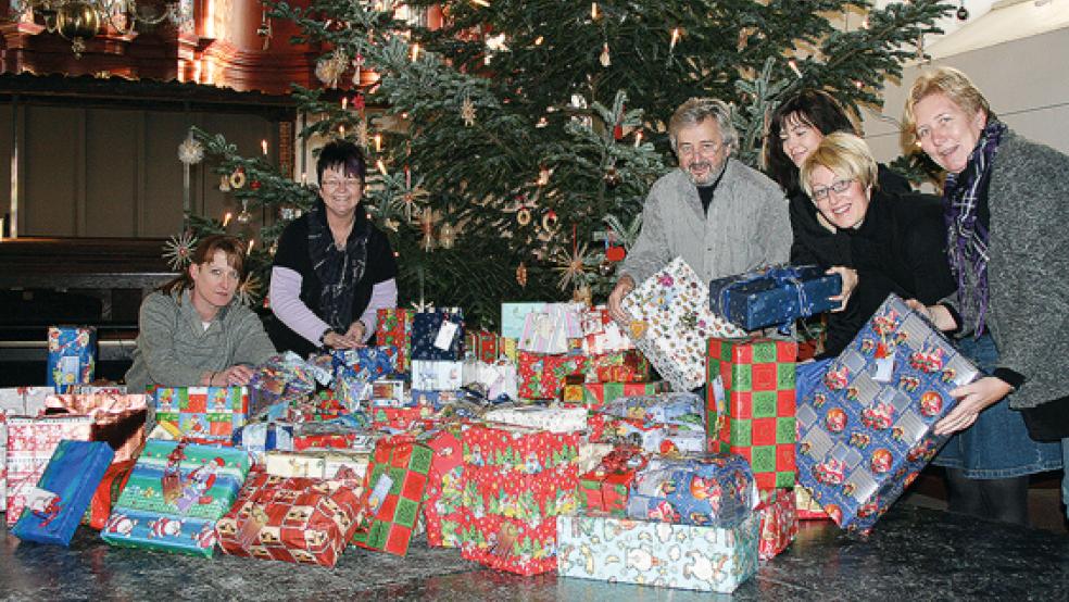 Ein Blick ins große RZ-Archiv: So sah es bei der ersten Bescherung in der Weeneraner Georgskirche im Jahr 2009 aus. Damals waren dabei (von links) Erika Tirrel. Brigitte Kock-Terveen. Volker Kraft, Jasmin Holthuis, Kerstin Stevens und lngrid Scheffer. © Foto: RZ-Archiv