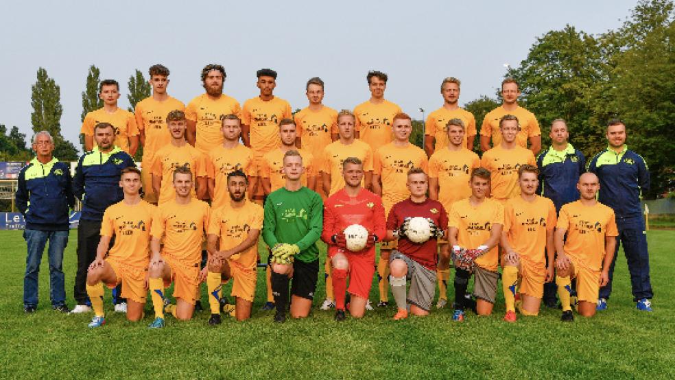 Auf heimischem Rasen will der VfL Germania Leer mit vielen jungen Spielern im Frühjahr erneut die Klasse in der Landesliga halten. Unter der Leitung der beiden Rheiderländer Trainer, Michael Zuidema und Thorben Dirks, stehen auch acht Spieler aus dem Rheiderland. © Foto: Bruins