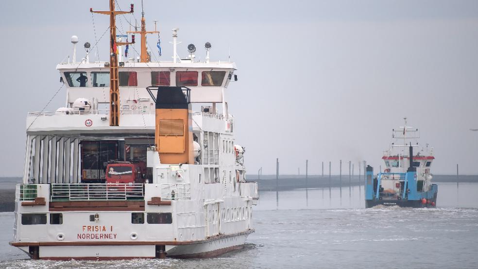 Die Fähre »MS Frisia I« verkehrt zwischen Norddeich und Norderney ab Sonntag nach einem reduzierten Fahrplan. Denn wegen der verschärften Corona-Regeln bleiben Urlauber und Tagesgäste fern. © Foto: Sina Schuldt (dpa)