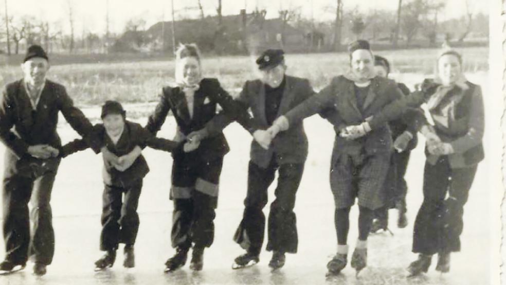 Familienvergnügen auf dem Eis: Dieses Foto, das Dietmar Spekker entdeckt hat, entstand etwa 1948 auf einem Kolk in Vellage. Von links: Friedrich Claver, Johann Spekker, Gesina Spekker, Dirk Evert Spekker, Elli Röskens verh. Spekker und Margaretha Imkea Spekker. Von hinten nähert sich Peterline Spekker. Alle Spekkers sind Geschwister. © Sammlung Spekker