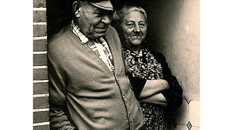 Lambertus Koop und seine Frau Janna stehen in der Eingangstür ihres kleinen Hauses an der Straße »Pronterei« im Ortskern von Bunde. © Foto: privat