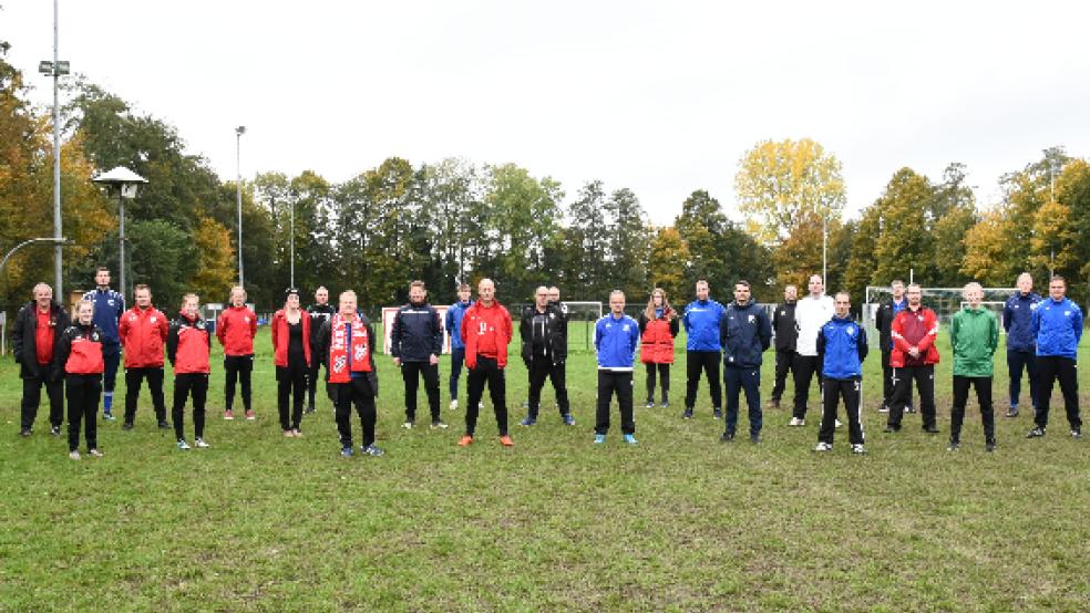 Teilnehmer und Prüfer stellten sich abschließend für ein gemeinsames Erinnerungsfoto auf dem Filsumer Sportplatz auf. © Foto: NFV-Kreis Ostfriesland