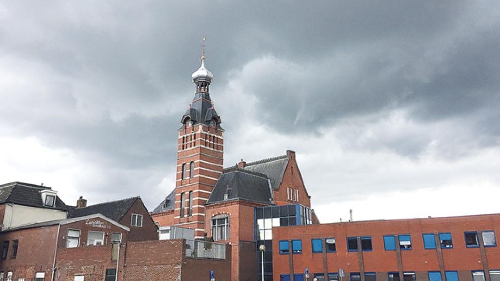 »Dunkle Wolken« über dem Rathaus in Winschoten symbolisieren die prekäre Haushaltslage der Gemeinde Oldambt mit einem Fehlbetrag von fünf Millionen in diesem Jahr. Doch jetzt stehen 33 Millionen für Zukunftsinvestitionen zur Verfügung. © Foto: Kuper