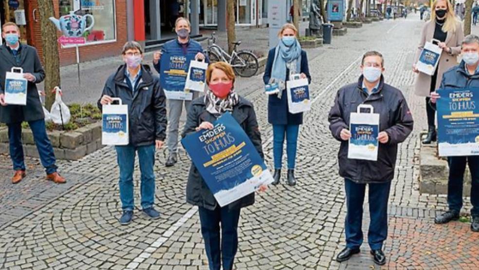 Werben für den Einkauf in Emden: Organisatoren des Gewinnspiels mit Tüten und Plakaten. © Foto: Hasseler