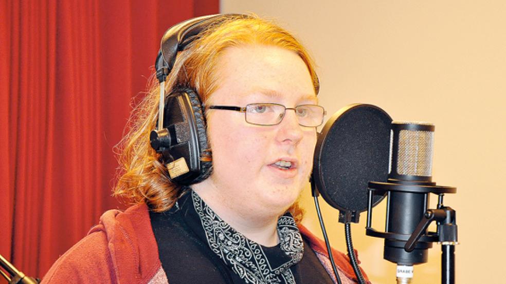 Fühlt sich im neuen Tonstudio, dem »Friesenstudio«, der Weeneraner Oberschule wohl: Leroy Klein. © Fotos: Boelmann