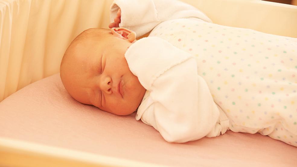 Zum Spektrum der kinderärztlichen Versorgung im BorromäusHospital gehören die Begrüßungsuntersuchung der Neugeborenen, Routineuntersuchungen, Vorsorgeuntersuchungen (U2), Ultraschalluntersuchungen (Hüfte, Niere und Kopf), Impfungen, Blutentnahmen sowie pädiatrisch begleitete Geburten. © Fotos: Borro