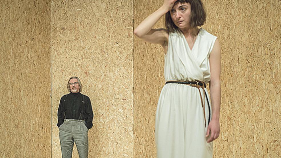 »Iphigenie auf Tauris«: Alle November-Vorstellungen dieses Stücks, hier eine Szene mit Helmut Rühl und Mona Georgia Mülle, wurden wegen der Corona-Pandemie abgesagt. In Weener stand dieses Stück nicht auf dem Spielplan. © Foto: Landesbühne