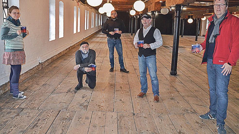 Freuen sich über die Weihnachts-CD: Von links Nina Frerichs-Holtz (Zollhaus), Musiker Hotte Schmiegelt, Zollhaus-Betriebsleiter Daniel van Lengen, Musiker Jürgen Brinker und Zollhausvereins-Vorsitzender Eerke Ivo Bruns. © Foto: Ammermann