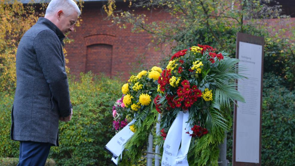 Landrat Matthias Groote legte heute einen Kranz auf dem Synagogen-Gedenkplatz in Leer nieder. © Foto: Landkreis Leer
