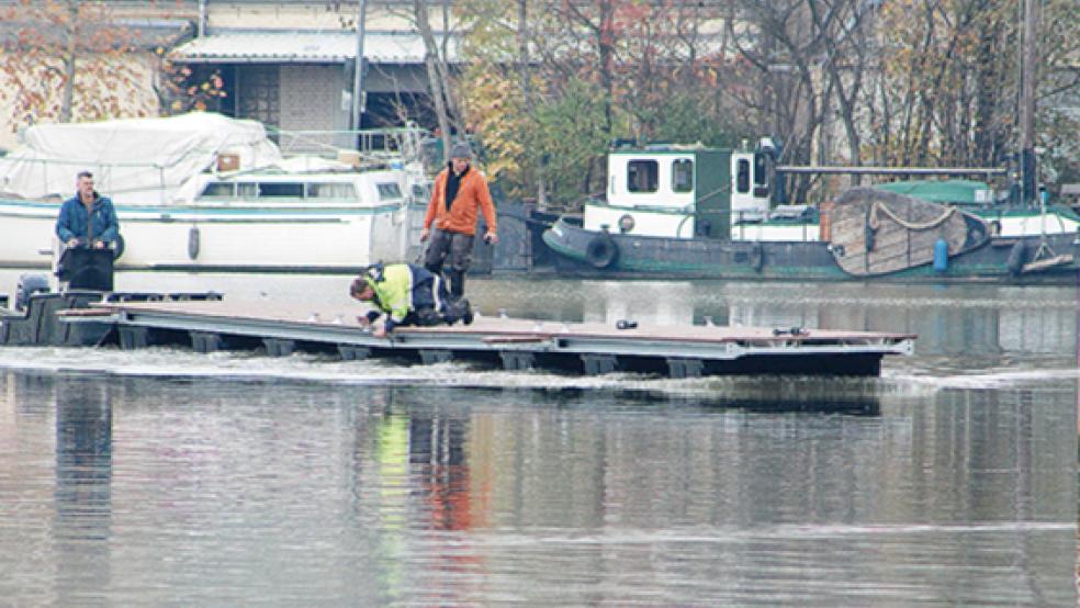 Die Segmente der neuen Steganlage wurden gestern per Boot an ihren Bestimmungsort gebracht. © Foto: Berents