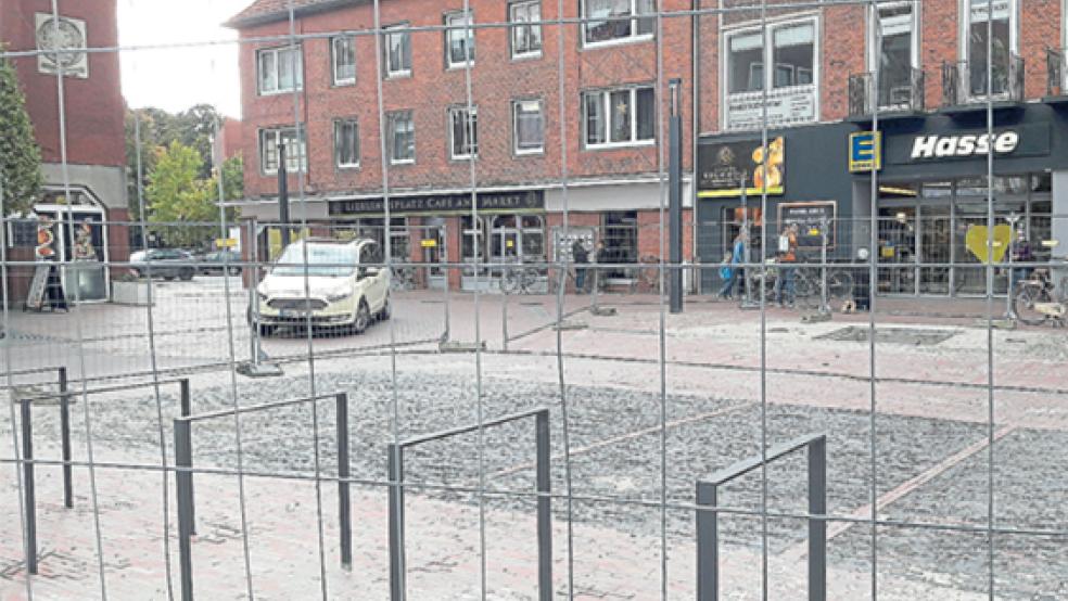 Die einzige Stelle, an der noch Autos kurzzeitig abgestellt werden können: der Platz direkt vor dem Edeka. © Foto: Lipperheide