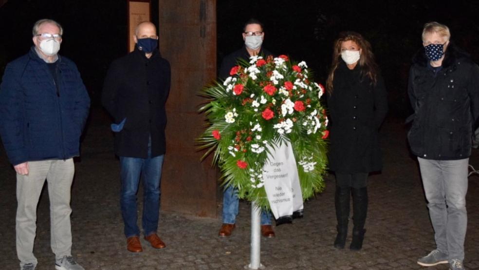 Die SPD-Ortsvereinsvorsitzenden (von links) Jochen Kruse, Norbert Bakker, Sönke Eden, Beate Stammwitz und Stefan Störmer bei der Kranzniederlegung am Gedenkplatz am Bummert in Leer.  © Foto: SPD