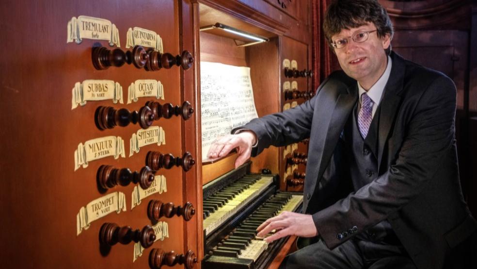 Landeskirchenmusikdirektor Winfried Dahlke lässt die Arp Schnitger-Orgel in der Georgskirche erklingen. © Foto: Jens Schulze