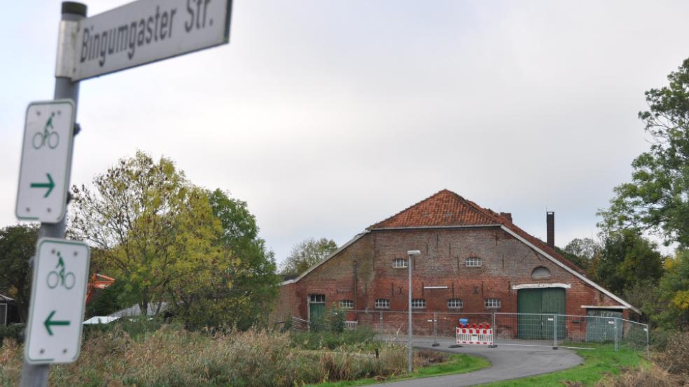 Die Straße »Auf der Warf« in Bingumgaste bleibt im Bereich eines alten Hofgebäudes gesperrt. Zwar wurde eine einsturzgefährdete Mauer neben dem Hofgebäude entfernt. Doch auch das Gebäude selbst stellt nach Auffassung des Bauordnungsamtes eine Gefahr dar. © Foto: Wolters