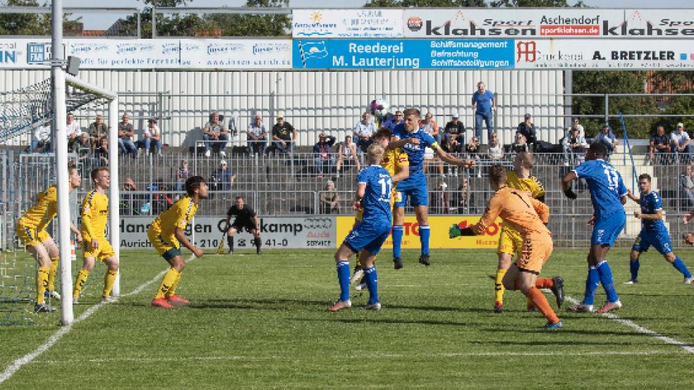 Bastian Dassel (Mitte, blaues Trikot) traf gegen den VfL Oldenburg. Damit ist er einer von sieben verschiedenen Torschützen von Kickers Emden in dieser Oberliga-Saison. © Foto: Emder Zeitung