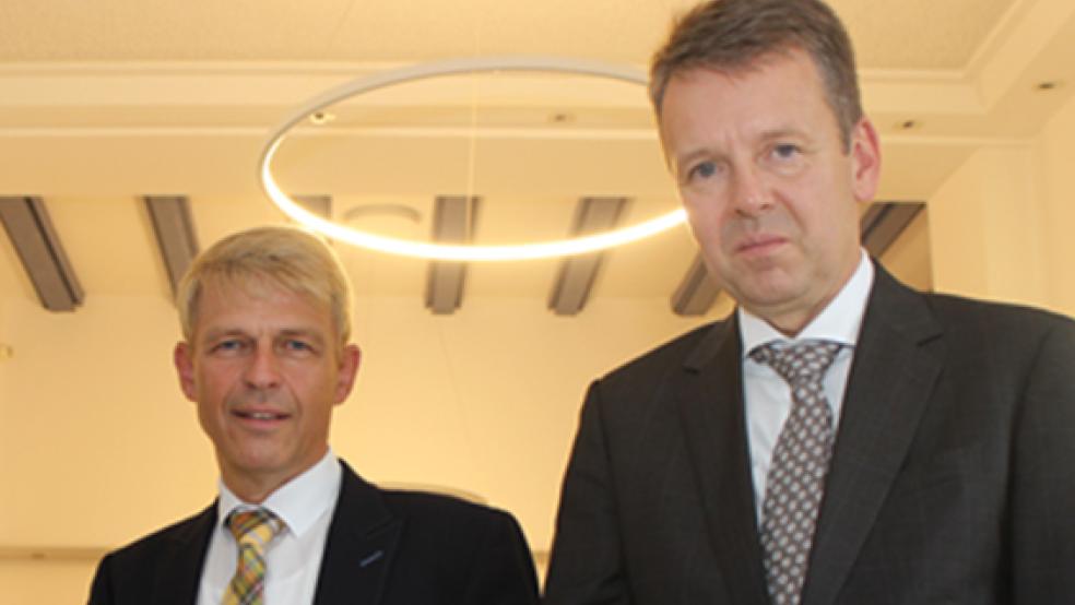 Der Hauptgeschäftsführer der IHK für Ostfriesland und Papenburg, Dr. Torsten Slink (rechts), wechselt nach Oldenburg. Man habe nun mehr als ein Jahr Zeit, einen Nachfolger zu finden, sagte IHK-Präsident Dr. Bernhard Brons (links). © Foto: IHK