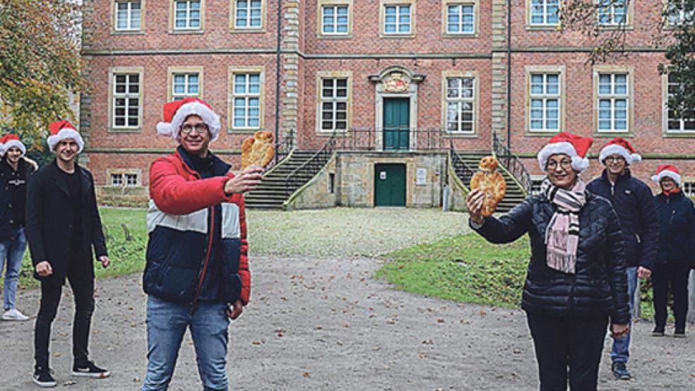 Einen Stutenkerl gibt es für alle, die ein Geschenk spenden. Das Foto zeigt von links Sebastian Schulte, Marco Köttker, Ansgar Ahlers, Carola Seelis, Frank Janssen und Ulrike Bollmann. © Foto: Stadt Papenburg