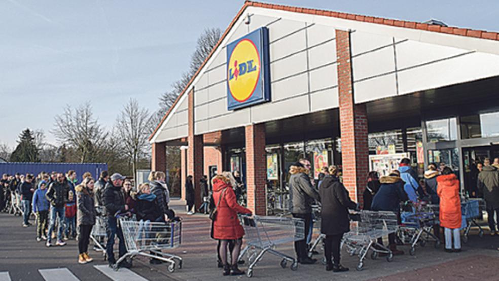 Schlangen von Böllerfans vor einem Discounter in Bunde. Ob das in diesem Jahr auch so sein wird, ist fraglich. © Foto: RZ-Archiv