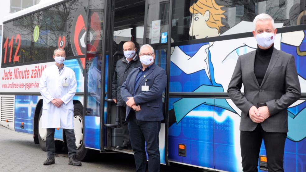 Werden nicht müde, über das richtige Verhalten im Falle eines Herzinfarktes aufzuklären (von links): Dr. med. Christian Vahlhaus (Chefarzt der Klinik für Kardiologie und Angiologie im Klinikum Leer), Gerfred Boldt (Ehrenamtlicher Beauftragter der Deutschen Herzstiftung), Klinikum-Geschäftsführer Holger Glienke und Landrat Matthias Groote. © Foto: Klinikum Leer