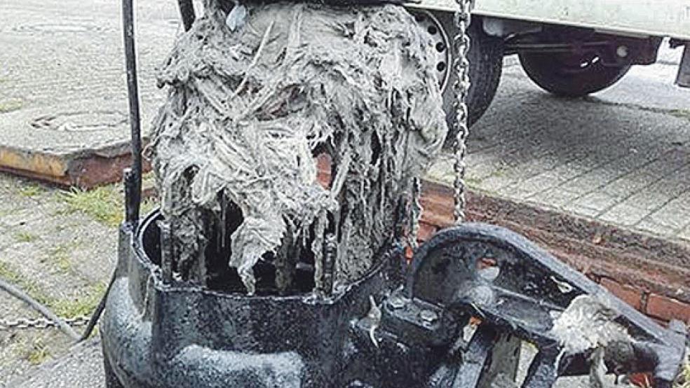 Die Pumpen der Klärwerke im Rheiderland werden immer wieder durch Textilien verstopft und müssen dann durch die Mitarbeiter der Klärwerke gereinigt werden. © Foto: privat