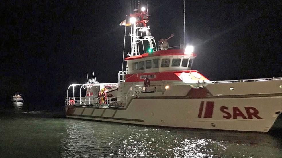 Bei der Einfahrt in den Borkumer Hafen: Der Seenotrettungskreuzer »Hamburg« der Deutschen Gesellschaft zur Rettung Schiffbrüchiger (DGzRS) schleppt das manövrierunfähige Motorboot ein. © Foto: DGzRS