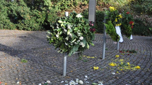 Pogrom-Gedenken: Kränze zerstört