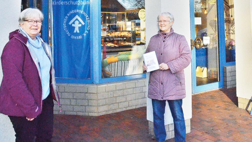 Brigitte Morell und Wilma Lüken von der Arbeitsgemeinschaft Bastelkreis des Kinderschutzbundes freuen sich über den kleinen Verkaufsstand bei der Bäckerei Bruhns am Pferdemarkt in Leer. © Foto: Ammermann
