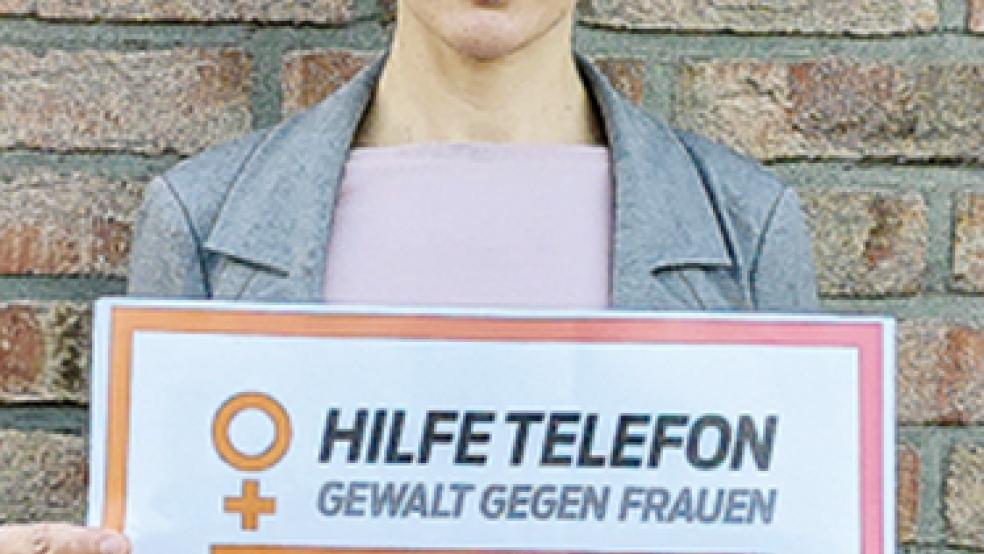 Melanie Schröder, Gleichstellungsbeauftragte der Stadt Papenburg, nimmt die Fotos zu #schweigenbrechen entgegen. © Foto: Stadt Papenburg