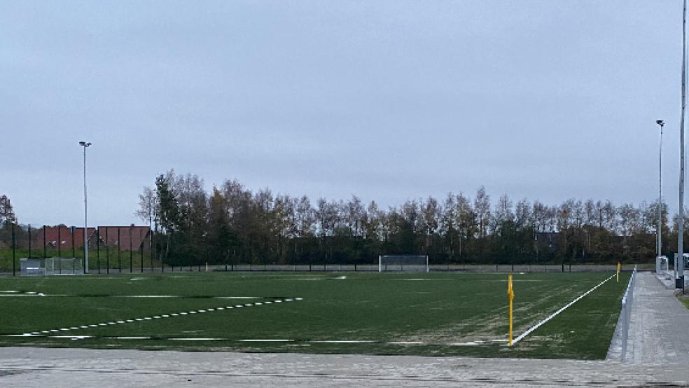Der Kunstrasenplatz auf dem Gelände der DJK Eintracht Papenburg ist fertig. Sollten die Corona-Bedingungen im Dezember gelockert werden, könnte noch in diesem Jahr erstmals ein Ball über das Feld rollen. © Foto: Assies